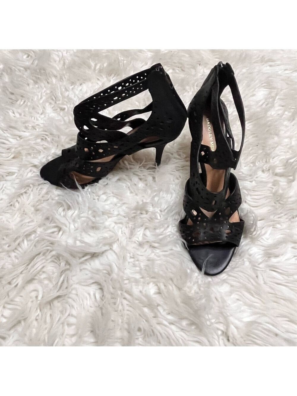 Badgley Mischka Women’s Black Cut Out Leather Heel Shoes. Size 9